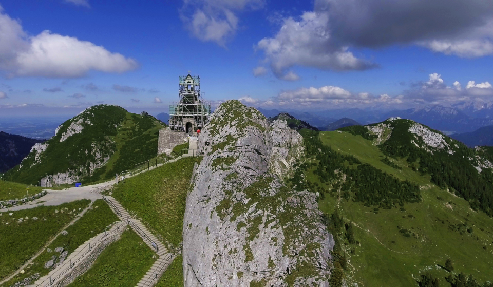 Auf dem Gipfel eines Bergs steht eine Kirche die eingerüstet ist